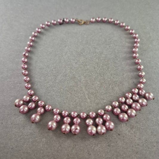 Verspielte Halskette mit rosa Perlenoptik – Eleganter Vintagelook