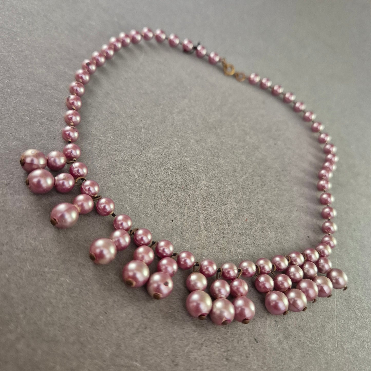 Verspielte Halskette mit rosa Perlenoptik – Eleganter Vintagelook