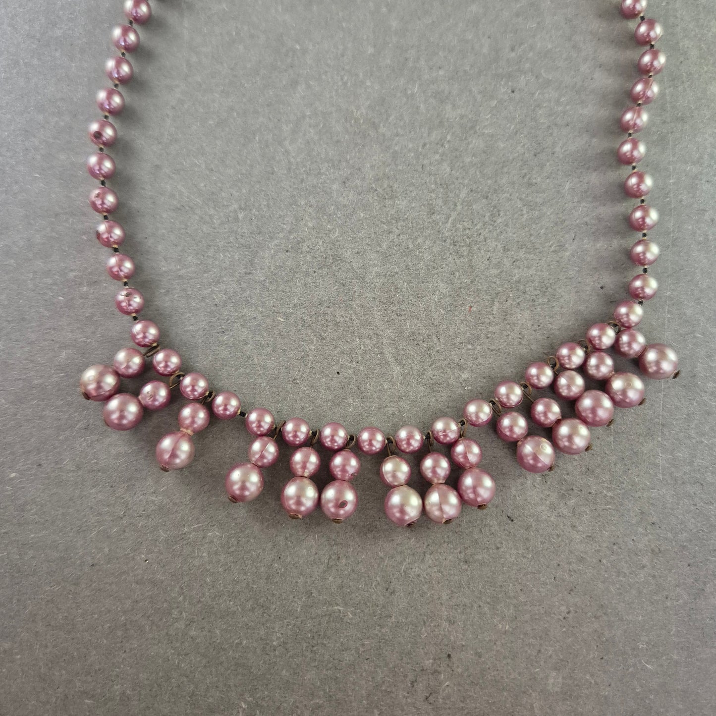 Verspielte Halskette mit rosa Perlenoptik – Eleganter Vintagelook