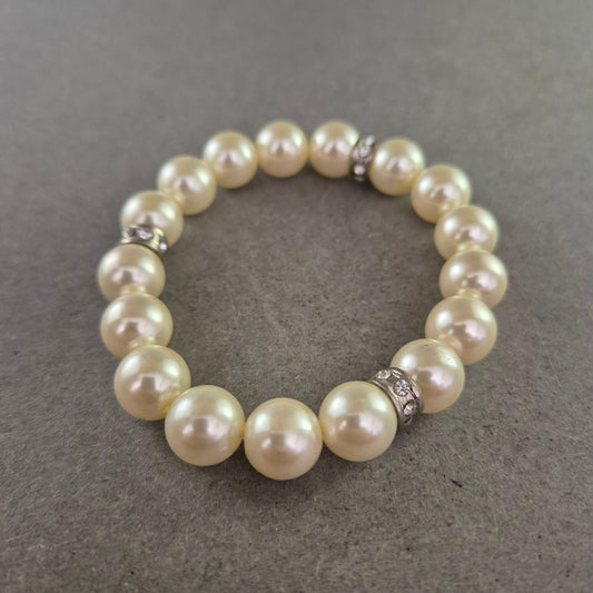 Elastisches Armband mit Perlenoptik & Strassringen – Klassisch elegant