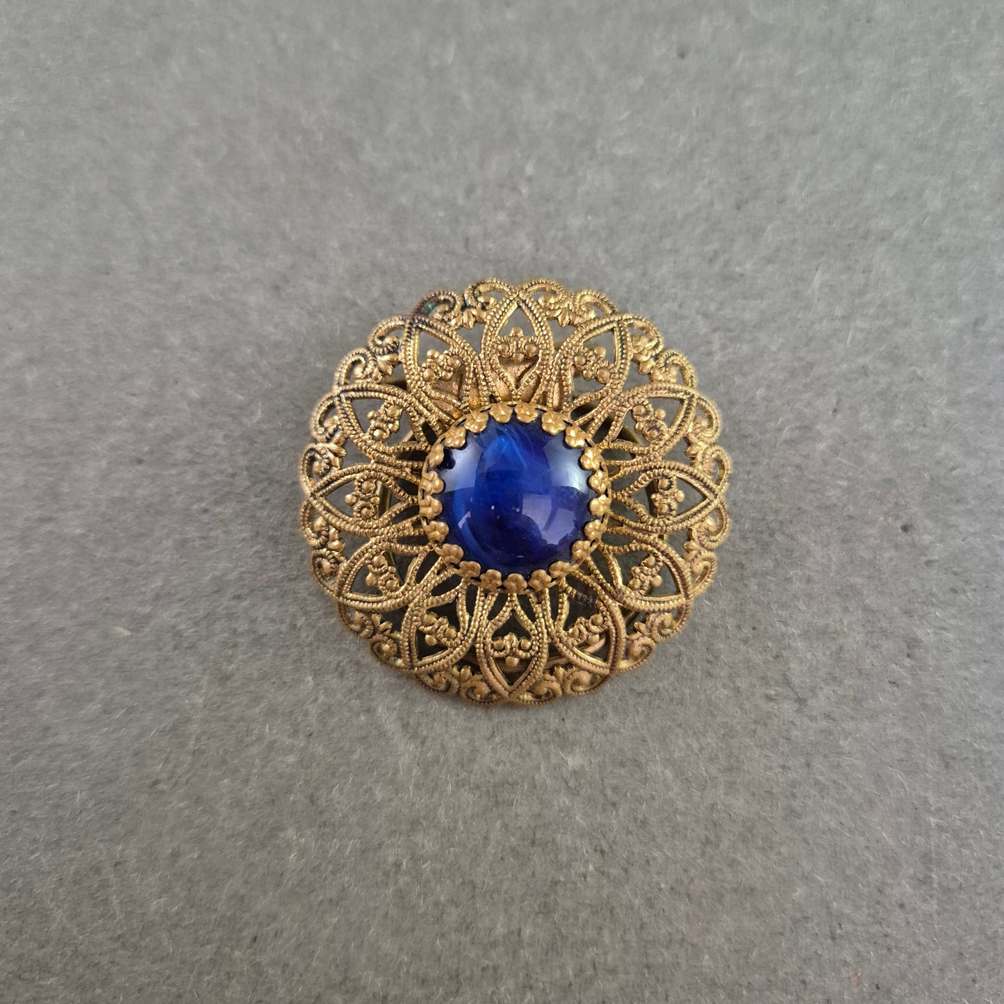 Vintage-Brosche in Goldoptik mit blauem Cabochon – Filigranes Design