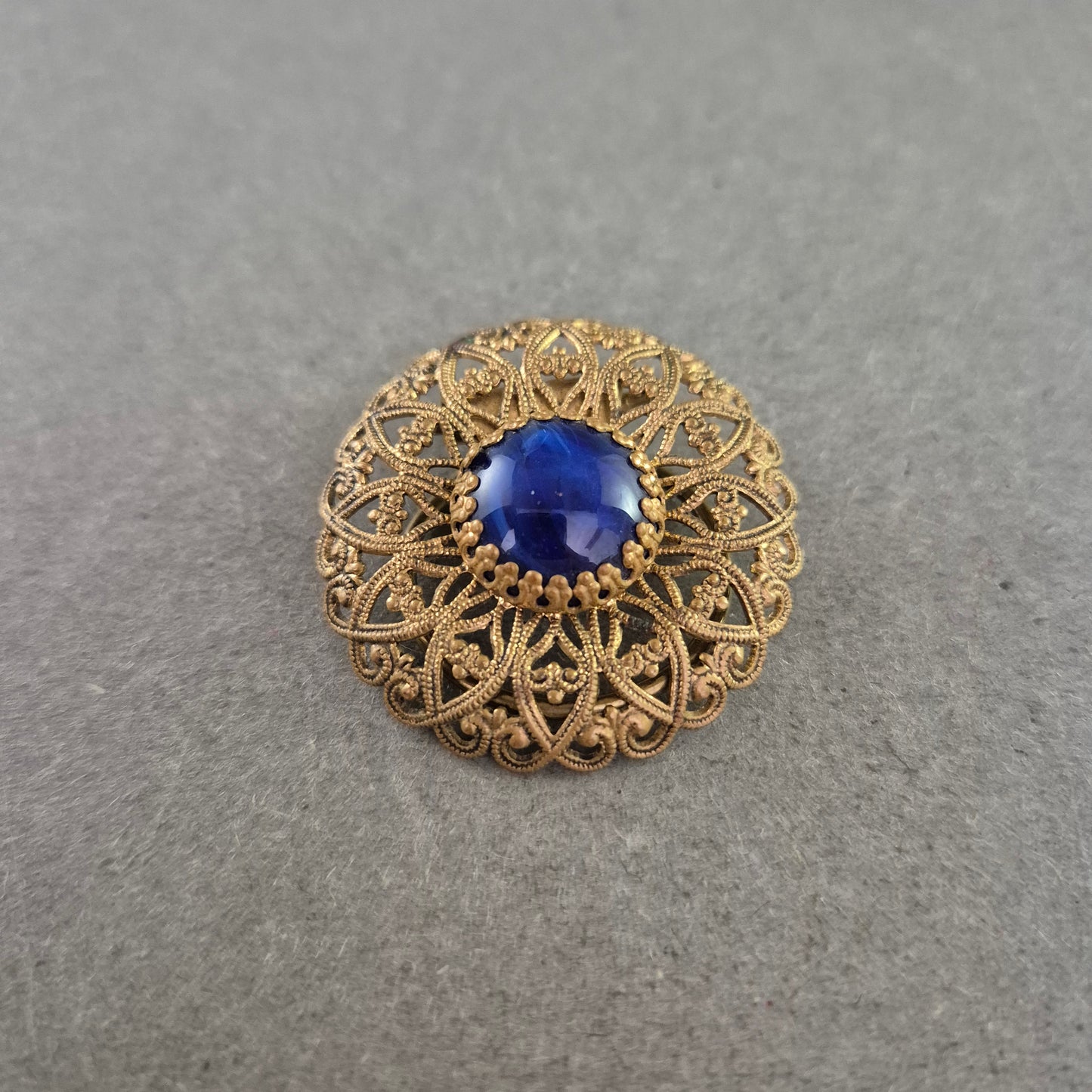 Vintage-Brosche in Goldoptik mit blauem Cabochon – Filigranes Design