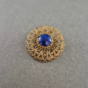 Vintage-Brosche in Goldoptik mit blauem Cabochon – Filigranes Design