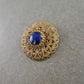 Vintage-Brosche in Goldoptik mit blauem Cabochon – Filigranes Design