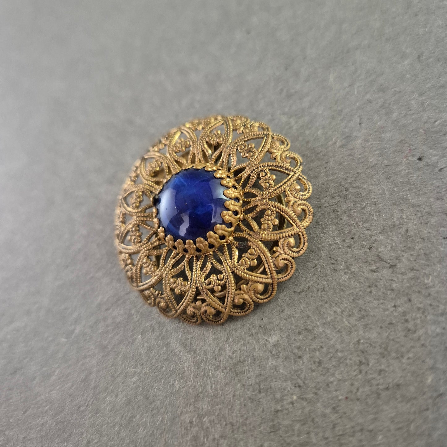 Vintage-Brosche in Goldoptik mit blauem Cabochon – Filigranes Design