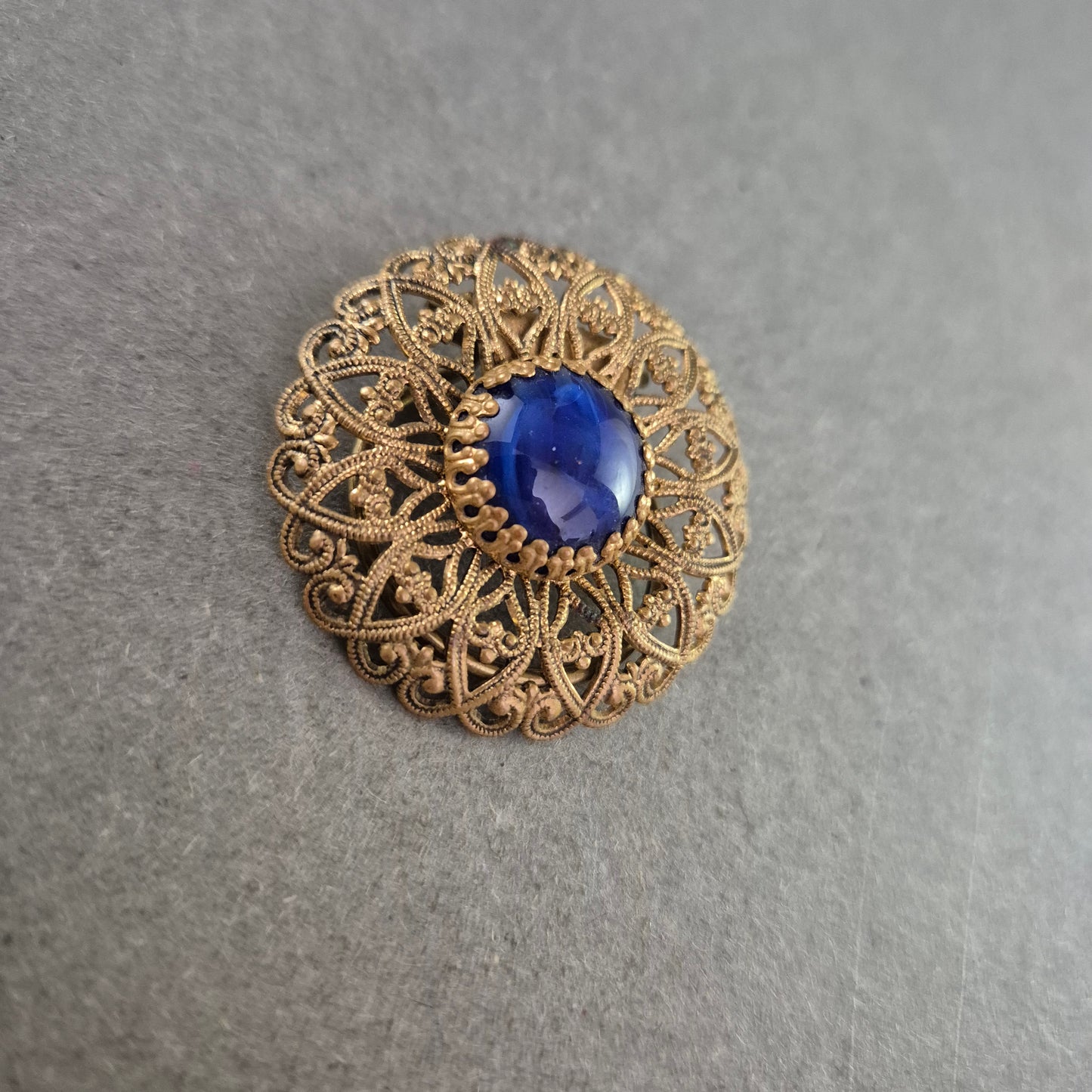 Vintage-Brosche in Goldoptik mit blauem Cabochon – Filigranes Design