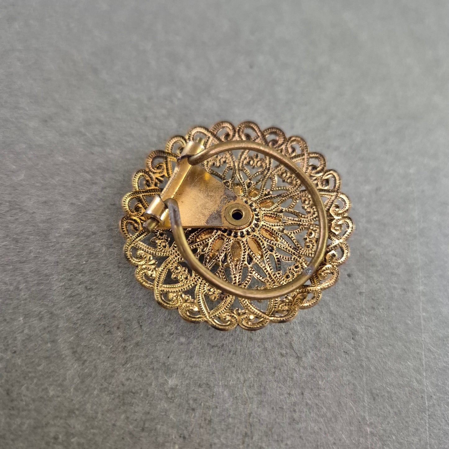 Vintage-Brosche in Goldoptik mit blauem Cabochon – Filigranes Design