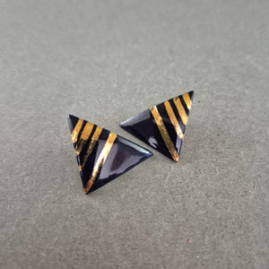 Dreieckige Vintage-Ohrringe – Schwarz mit goldenen Streifen