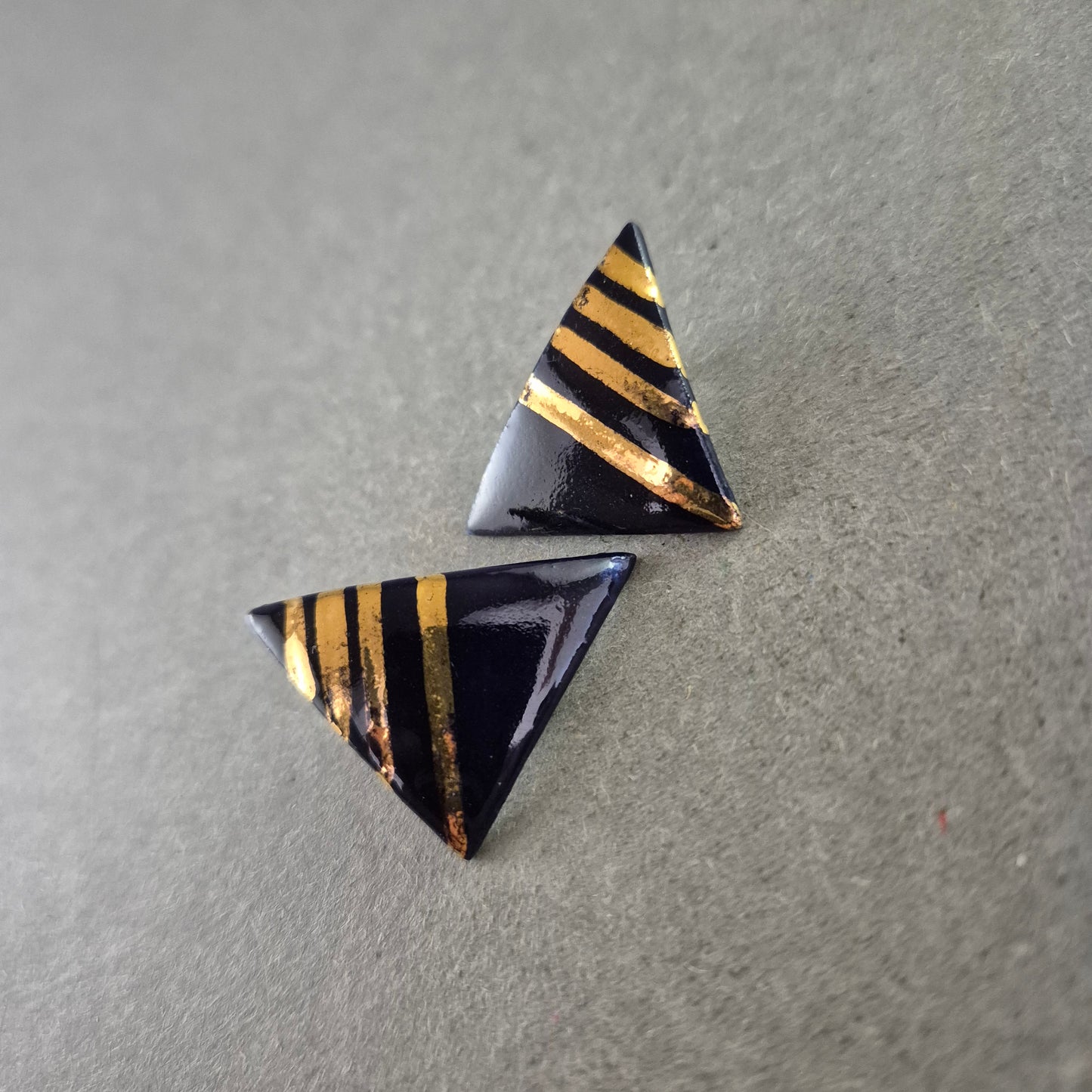 Dreieckige Vintage-Ohrringe – Schwarz mit goldenen Streifen