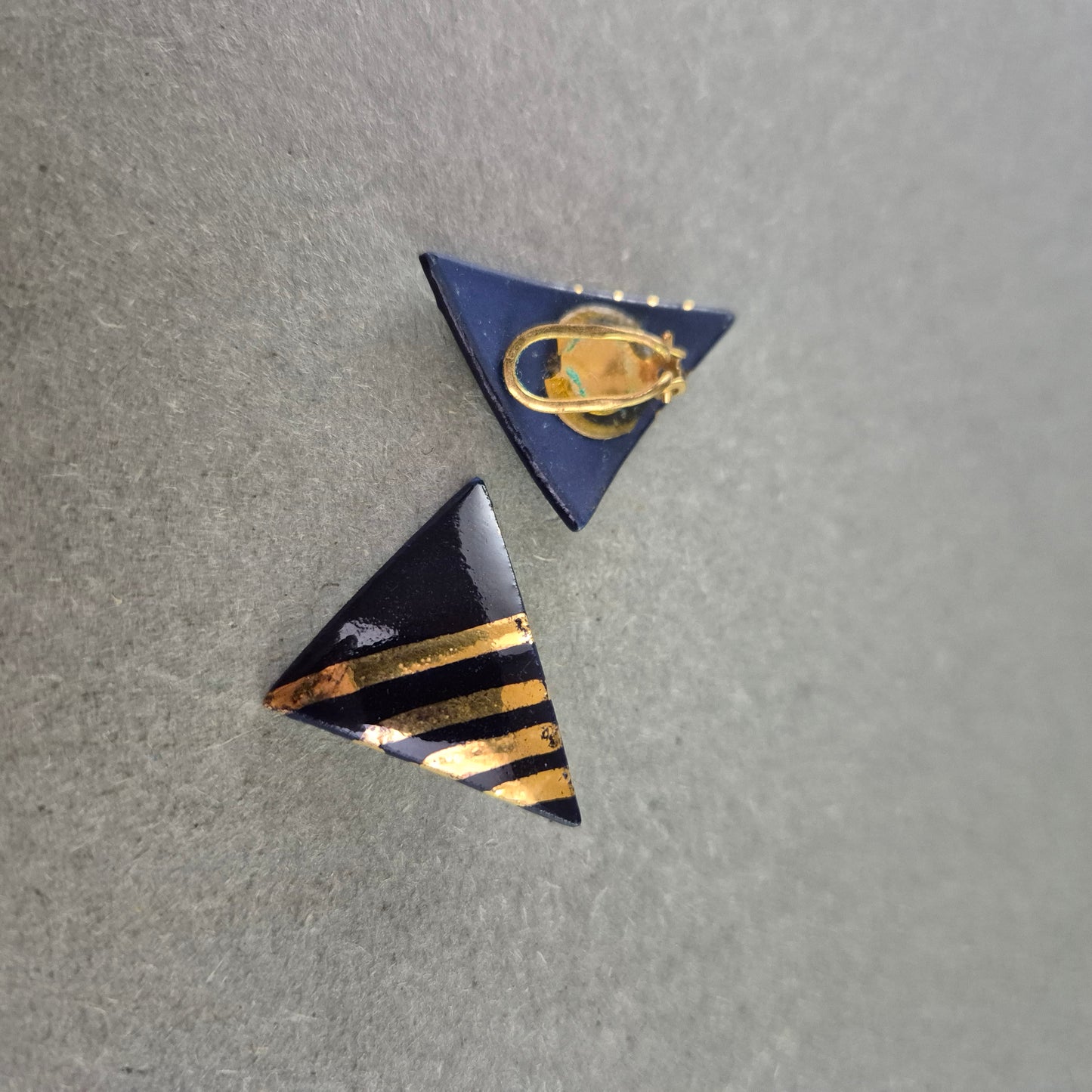 Dreieckige Vintage-Ohrringe – Schwarz mit goldenen Streifen