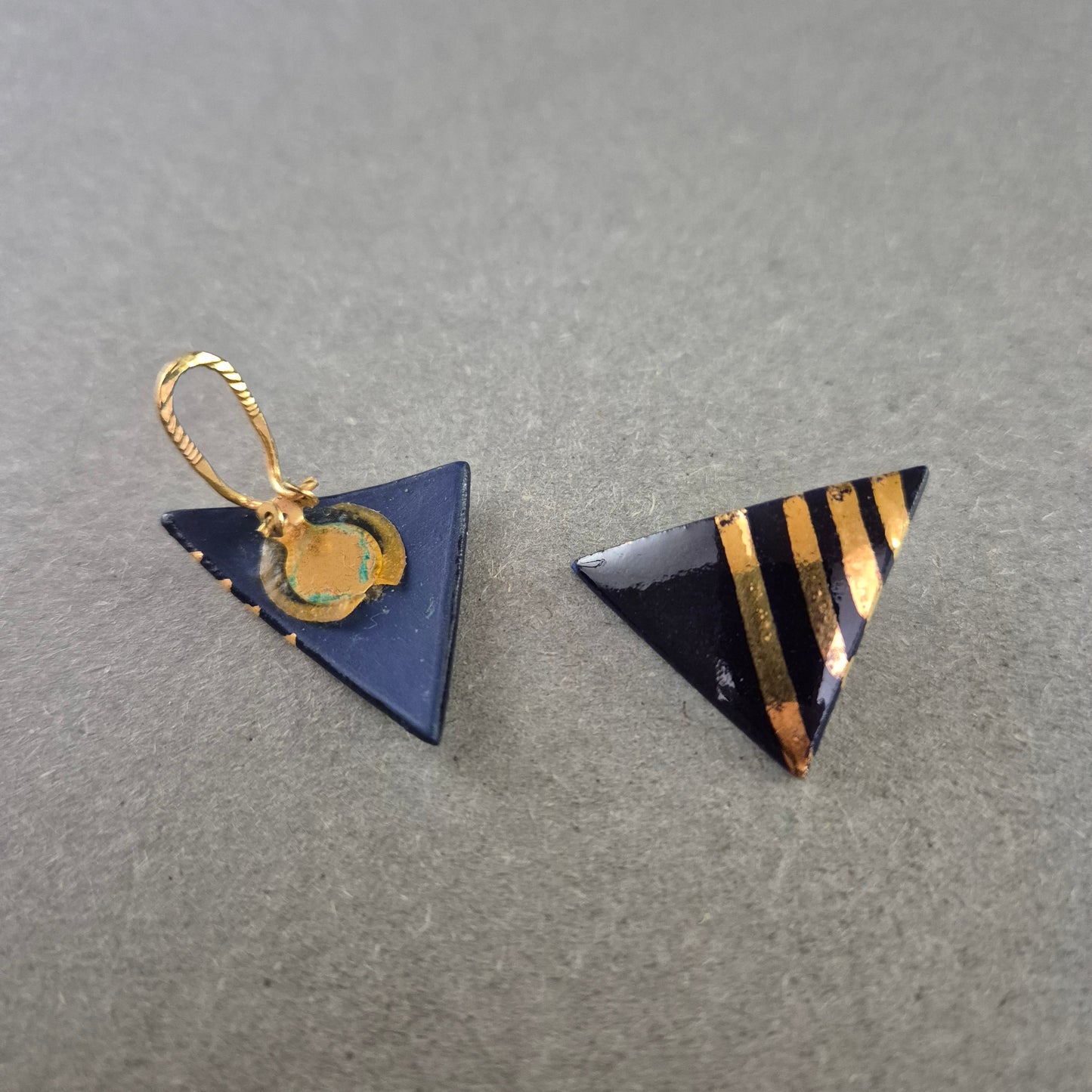 Dreieckige Vintage-Ohrringe – Schwarz mit goldenen Streifen