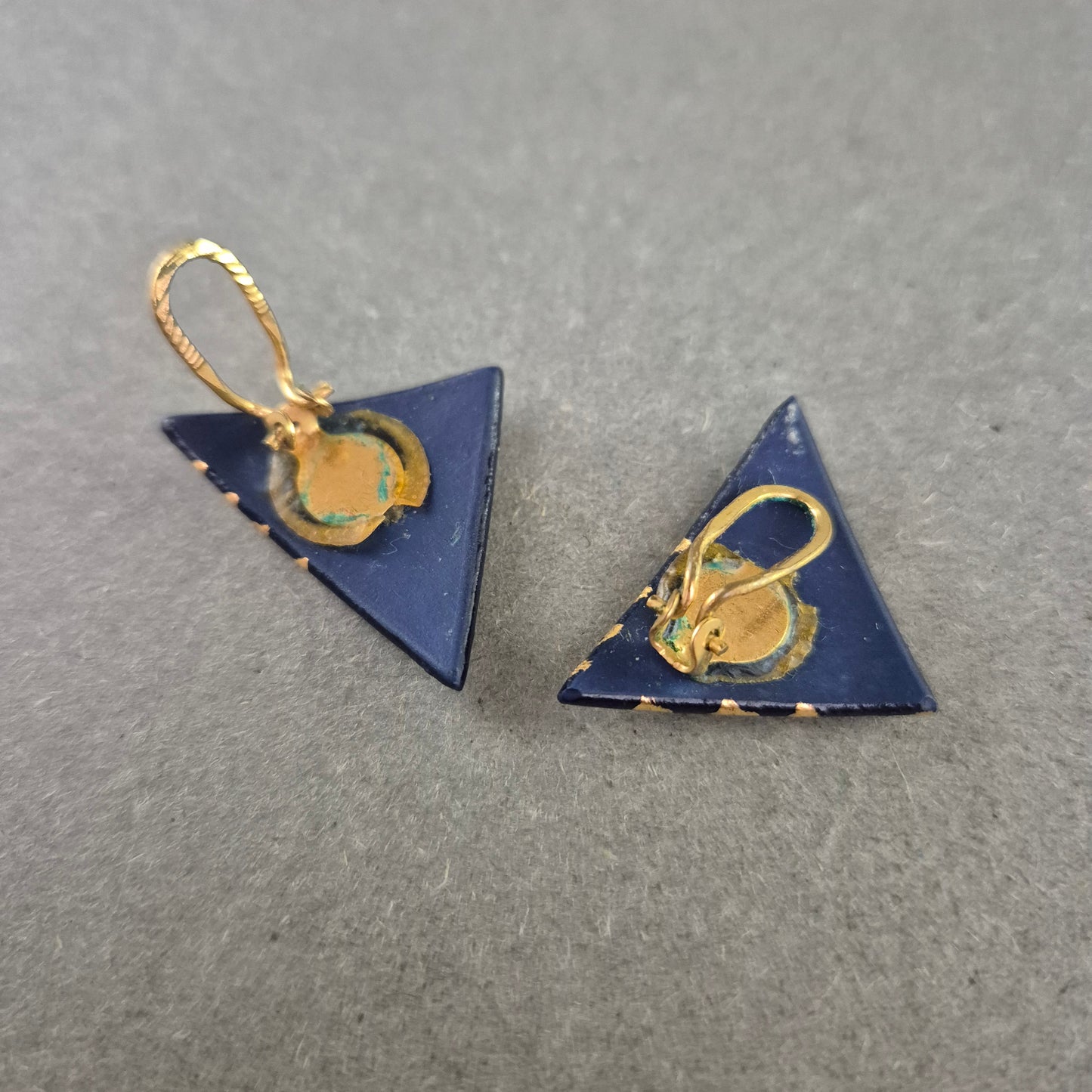 Dreieckige Vintage-Ohrringe – Schwarz mit goldenen Streifen