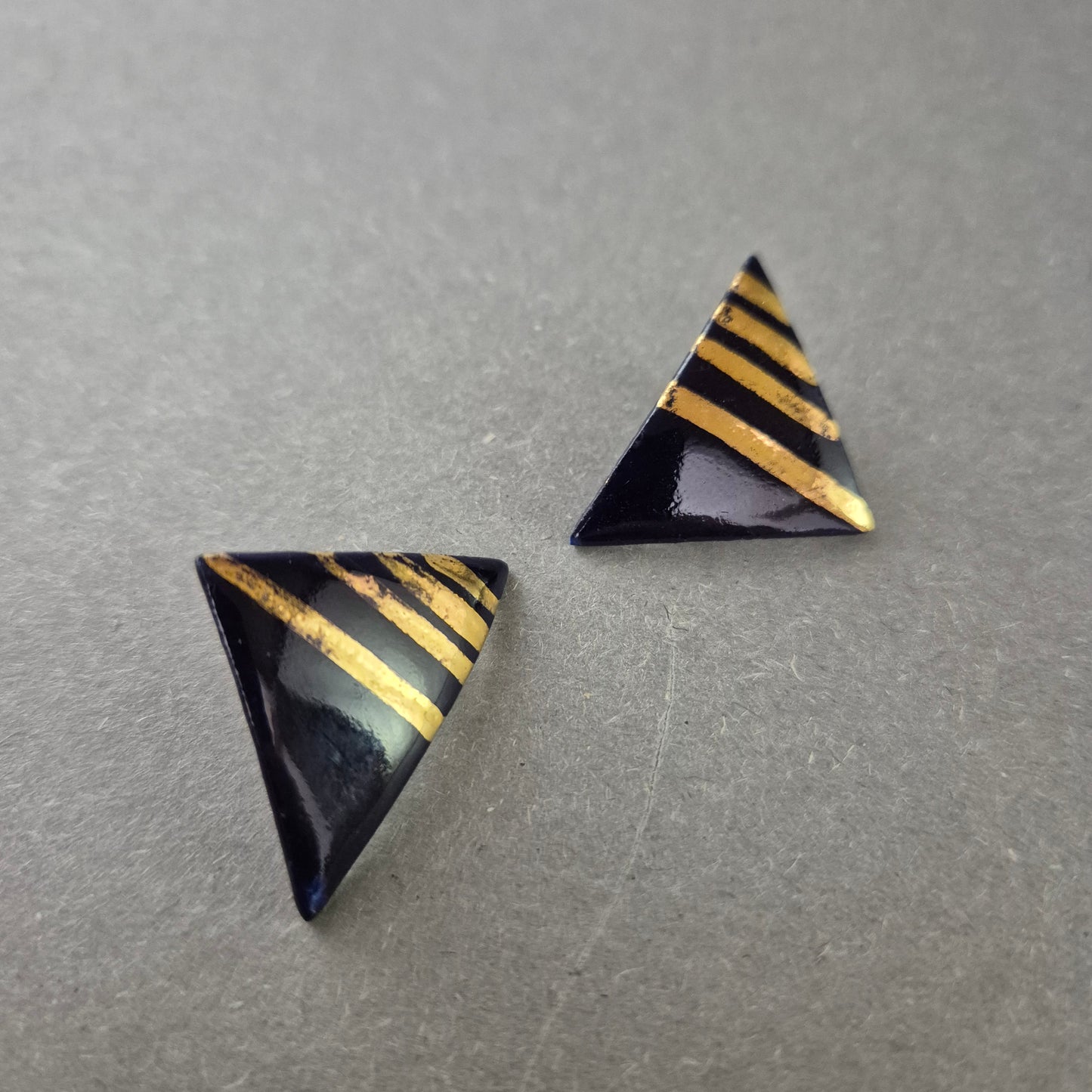 Dreieckige Vintage-Ohrringe – Schwarz mit goldenen Streifen