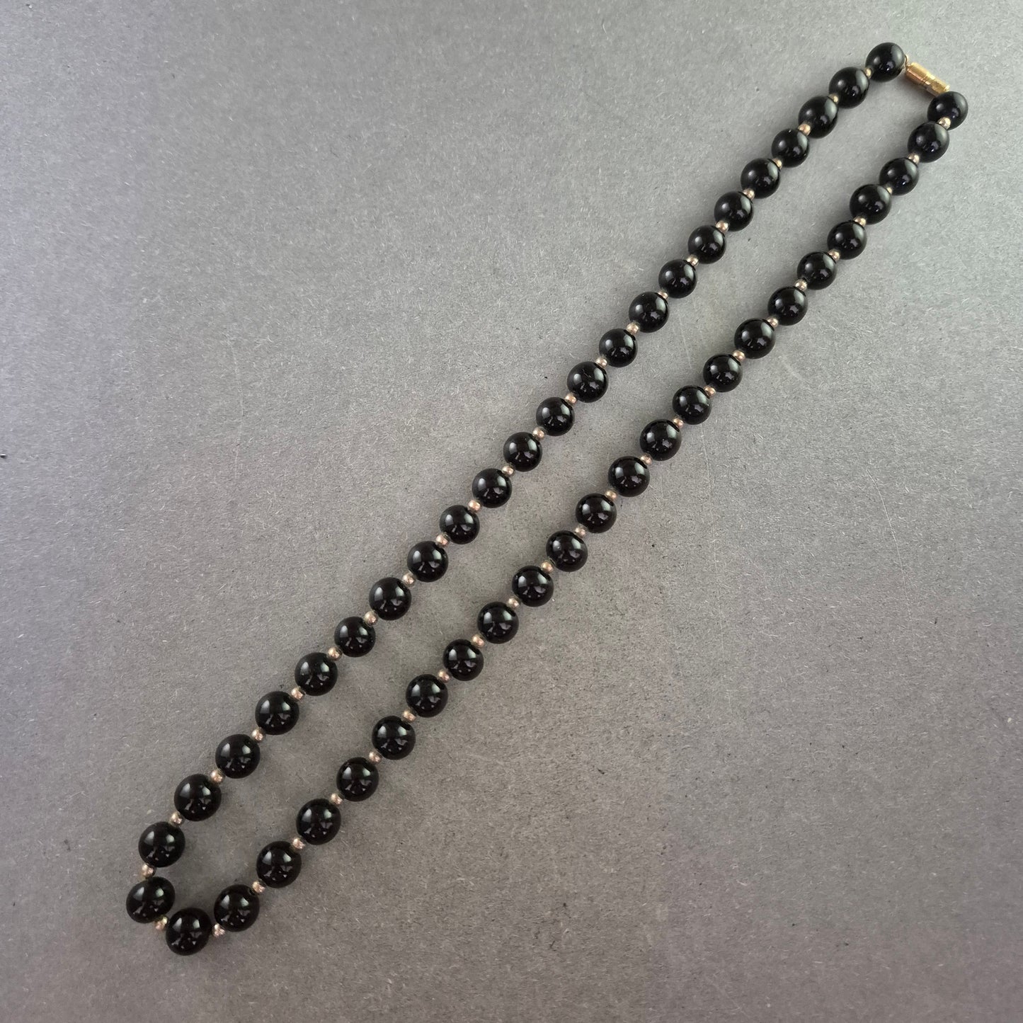 Klassische schwarze Perlenkette – Zeitloses Design mit Schraubverschluss