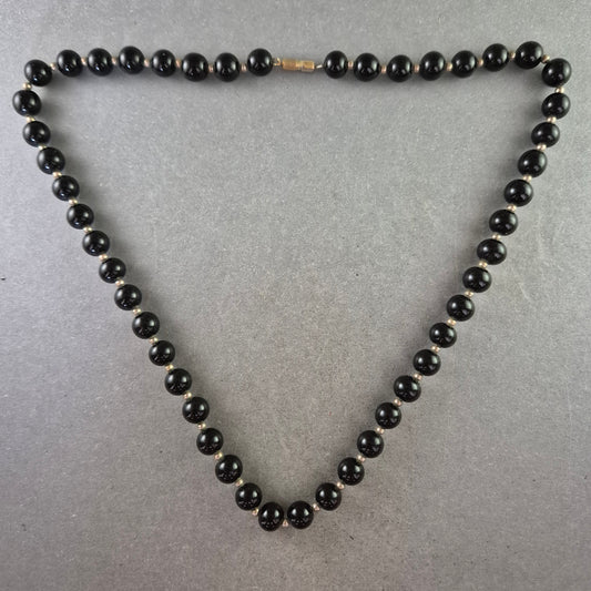 Klassische schwarze Perlenkette – Zeitloses Design mit Schraubverschluss