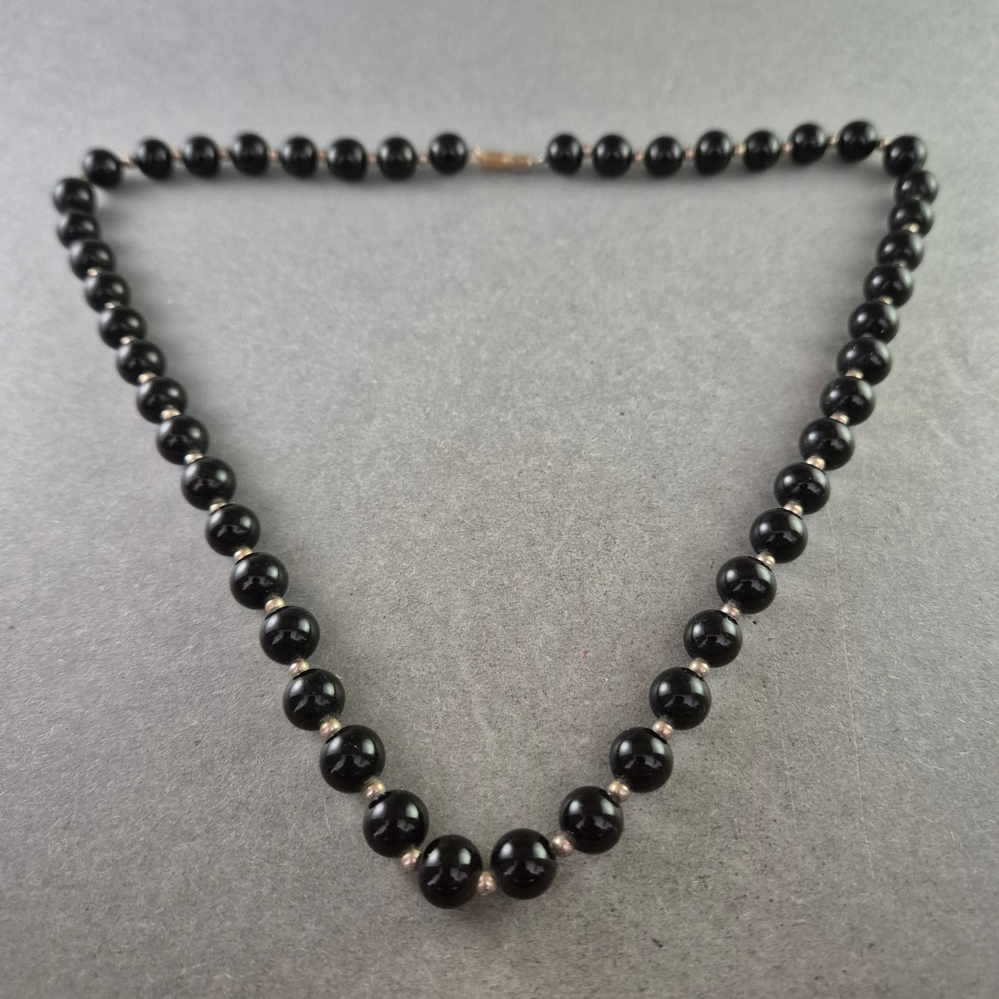 Klassische schwarze Perlenkette – Zeitloses Design mit Schraubverschluss