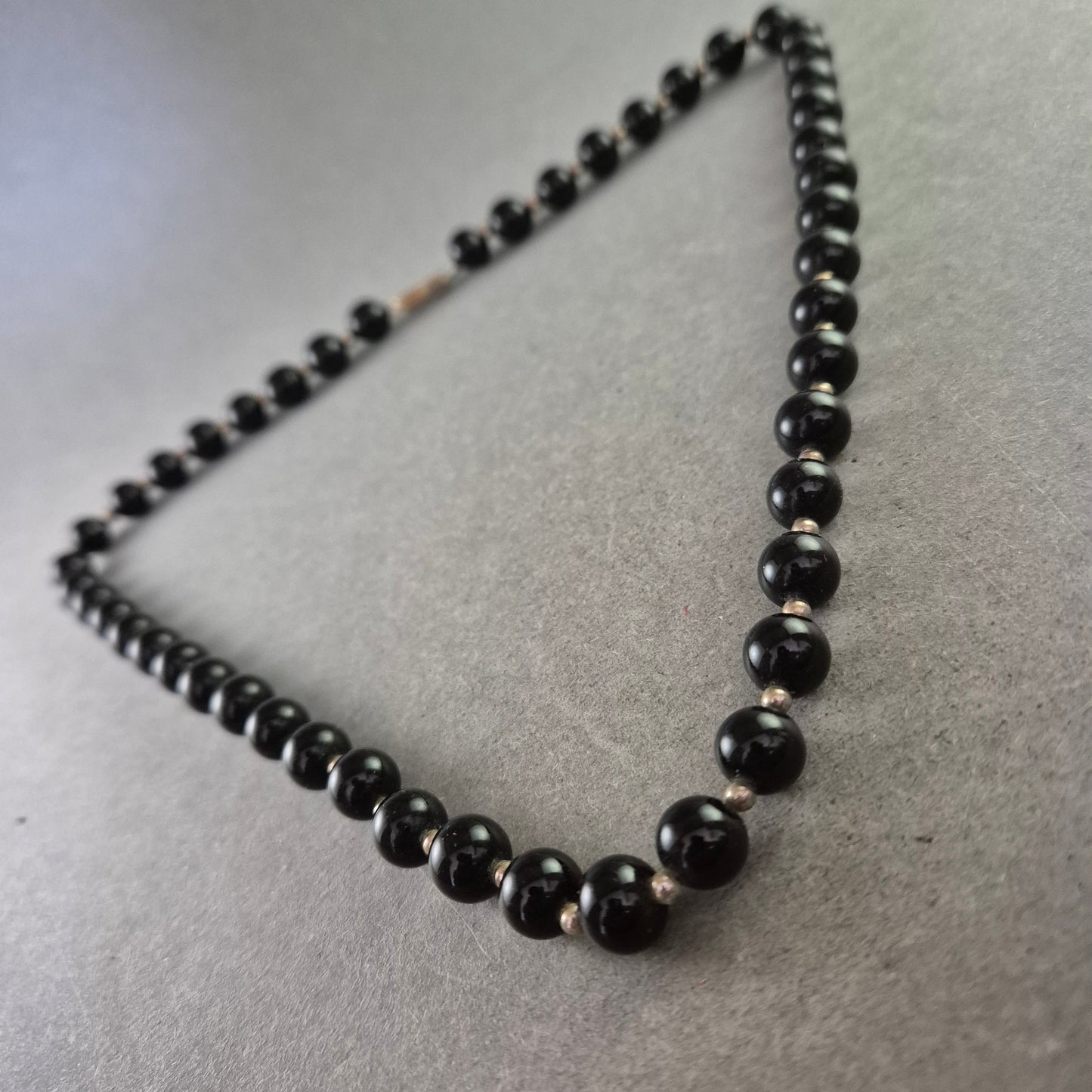 Klassische schwarze Perlenkette – Zeitloses Design mit Schraubverschluss