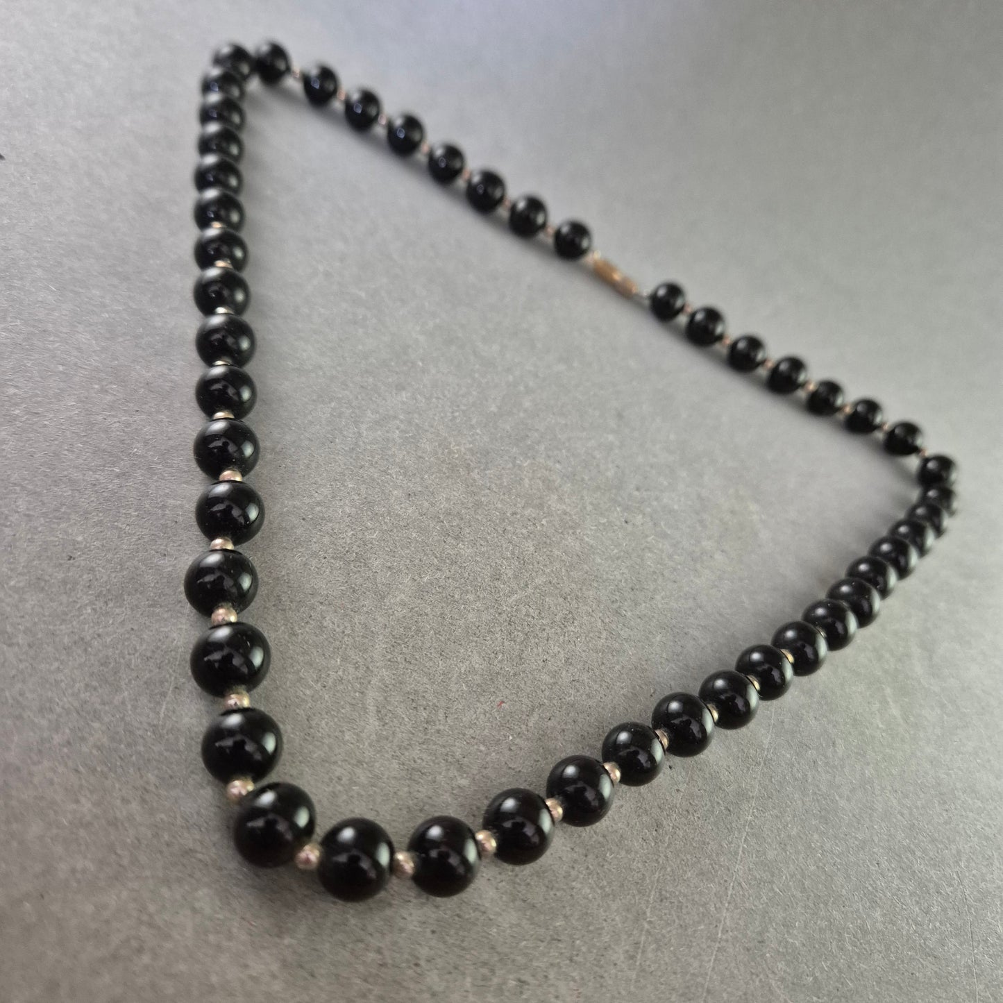 Klassische schwarze Perlenkette – Zeitloses Design mit Schraubverschluss