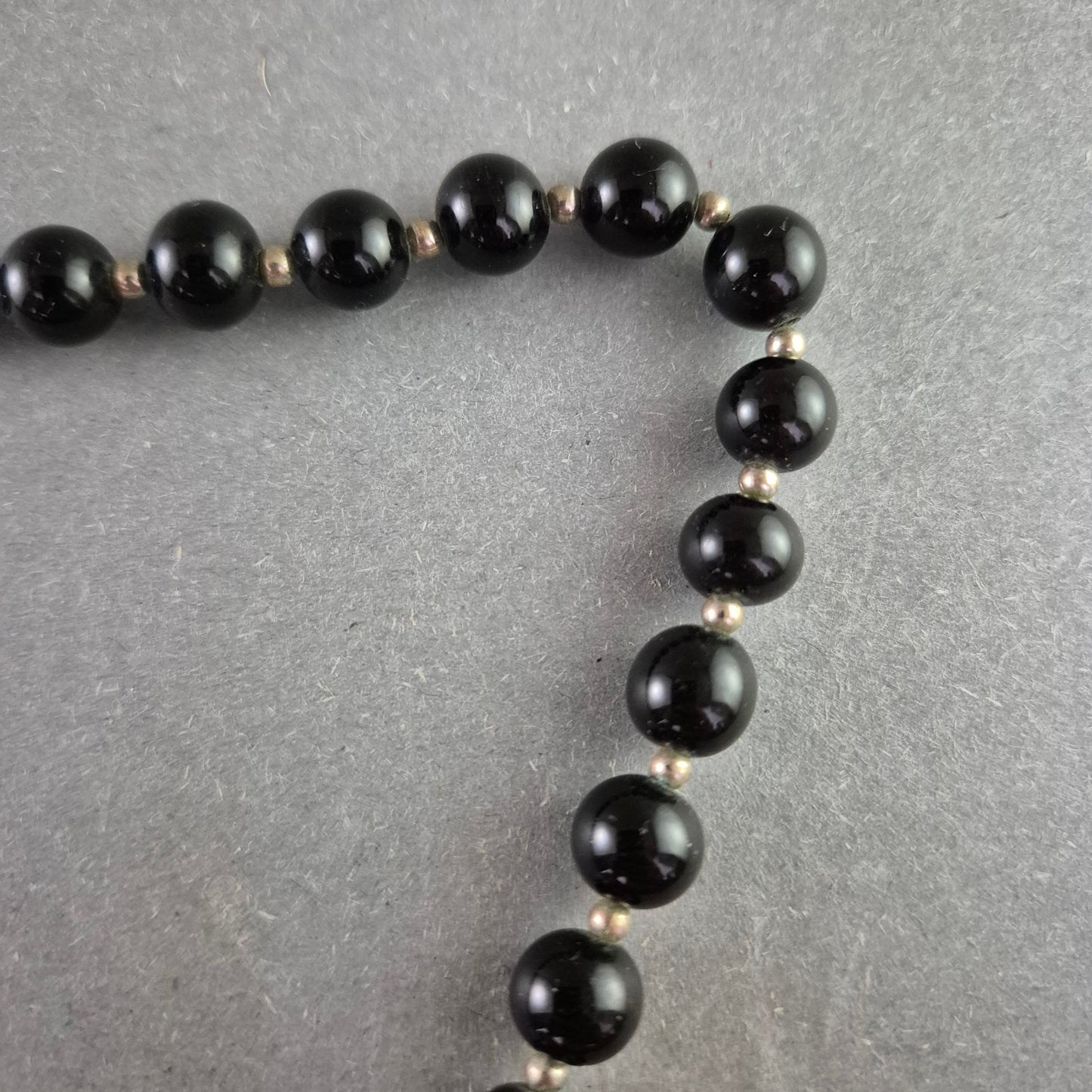 Klassische schwarze Perlenkette – Zeitloses Design mit Schraubverschluss