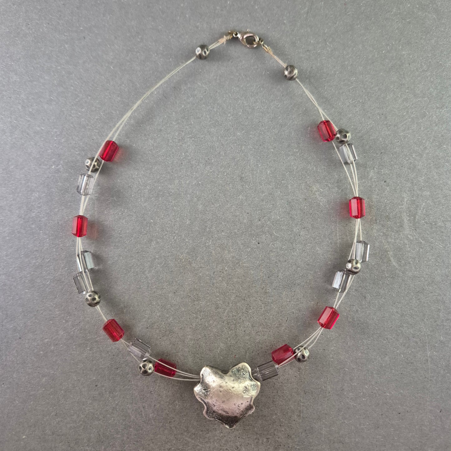 Ausgefallene Halskette mit Würfelperlen & silberner Formanhänger