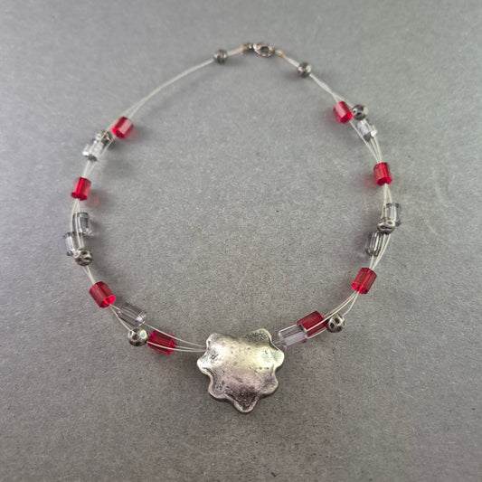 Ausgefallene Halskette mit Würfelperlen & silberner Formanhänger