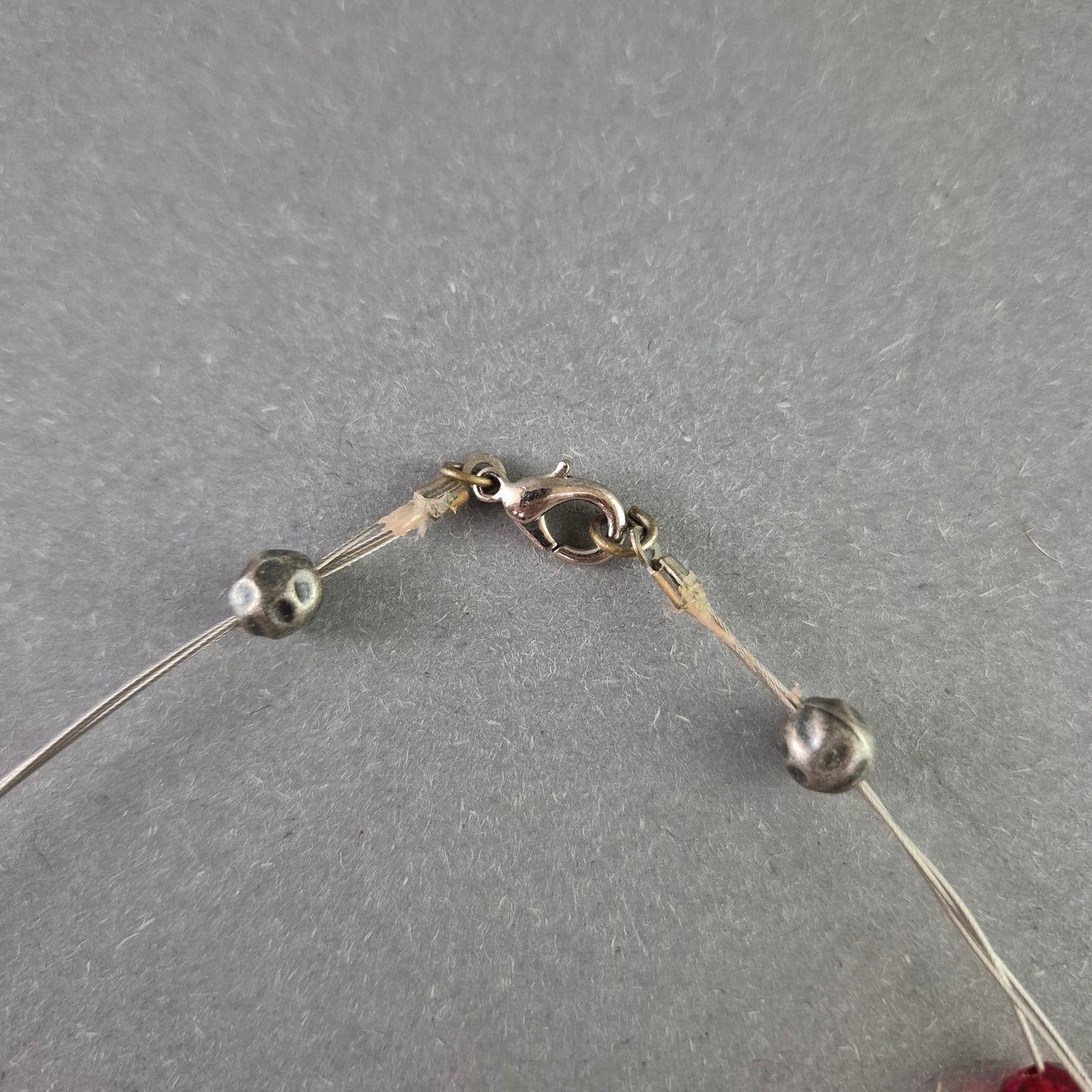 Ausgefallene Halskette mit Würfelperlen & silberner Formanhänger