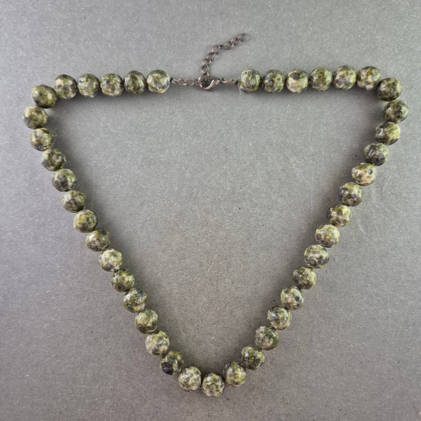 Grün-marmorierte Halskette mit Kunststoffperlen – Verstellbar & Vintage