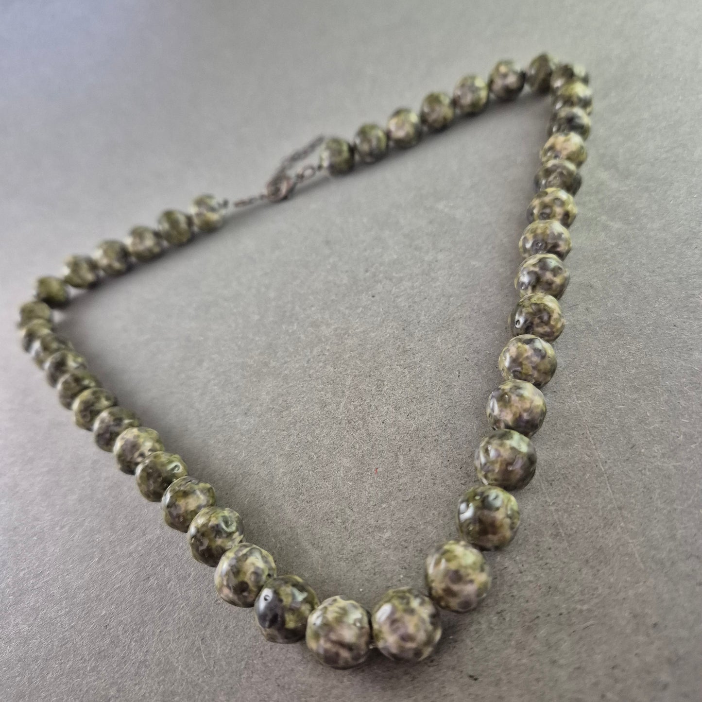 Grün-marmorierte Halskette mit Kunststoffperlen – Verstellbar & Vintage