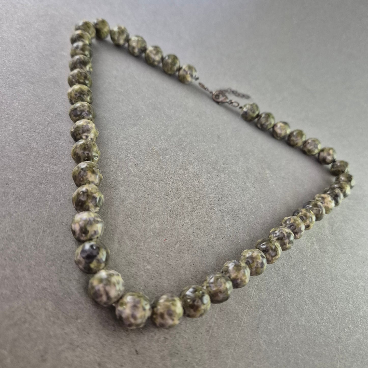 Grün-marmorierte Halskette mit Kunststoffperlen – Verstellbar & Vintage