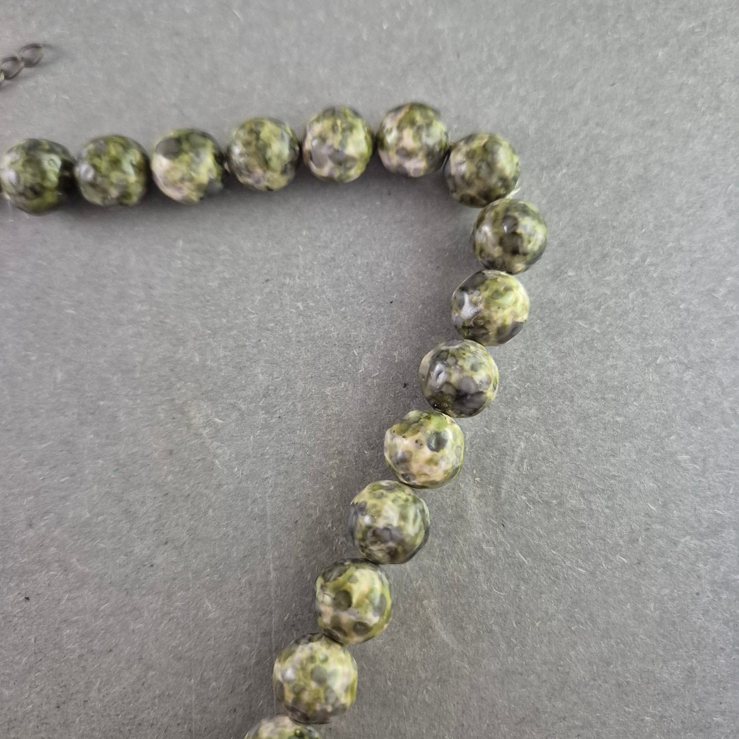 Grün-marmorierte Halskette mit Kunststoffperlen – Verstellbar & Vintage