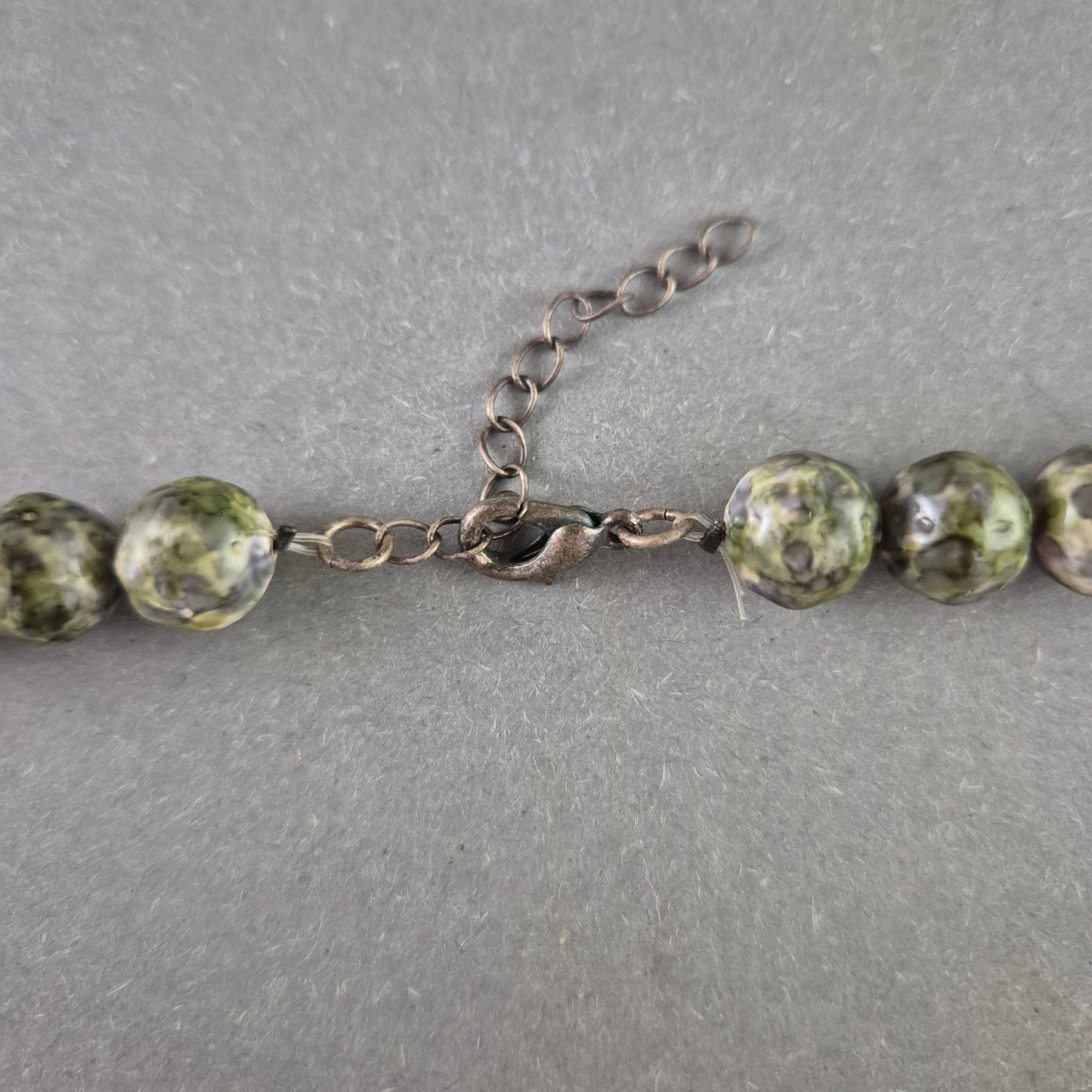 Grün-marmorierte Halskette mit Kunststoffperlen – Verstellbar & Vintage