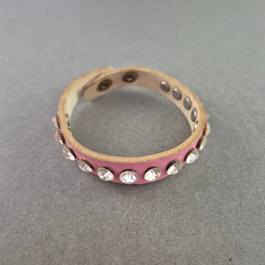 Rosa Kunstleder-Armband mit Strasssteinen – Glanzvoll & Verstellbar