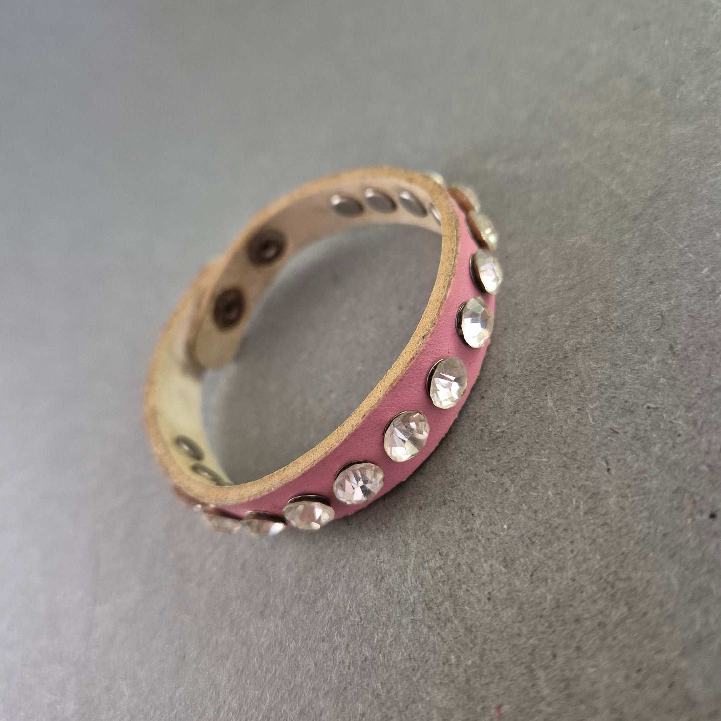 Rosa Kunstleder-Armband mit Strasssteinen – Glanzvoll & Verstellbar