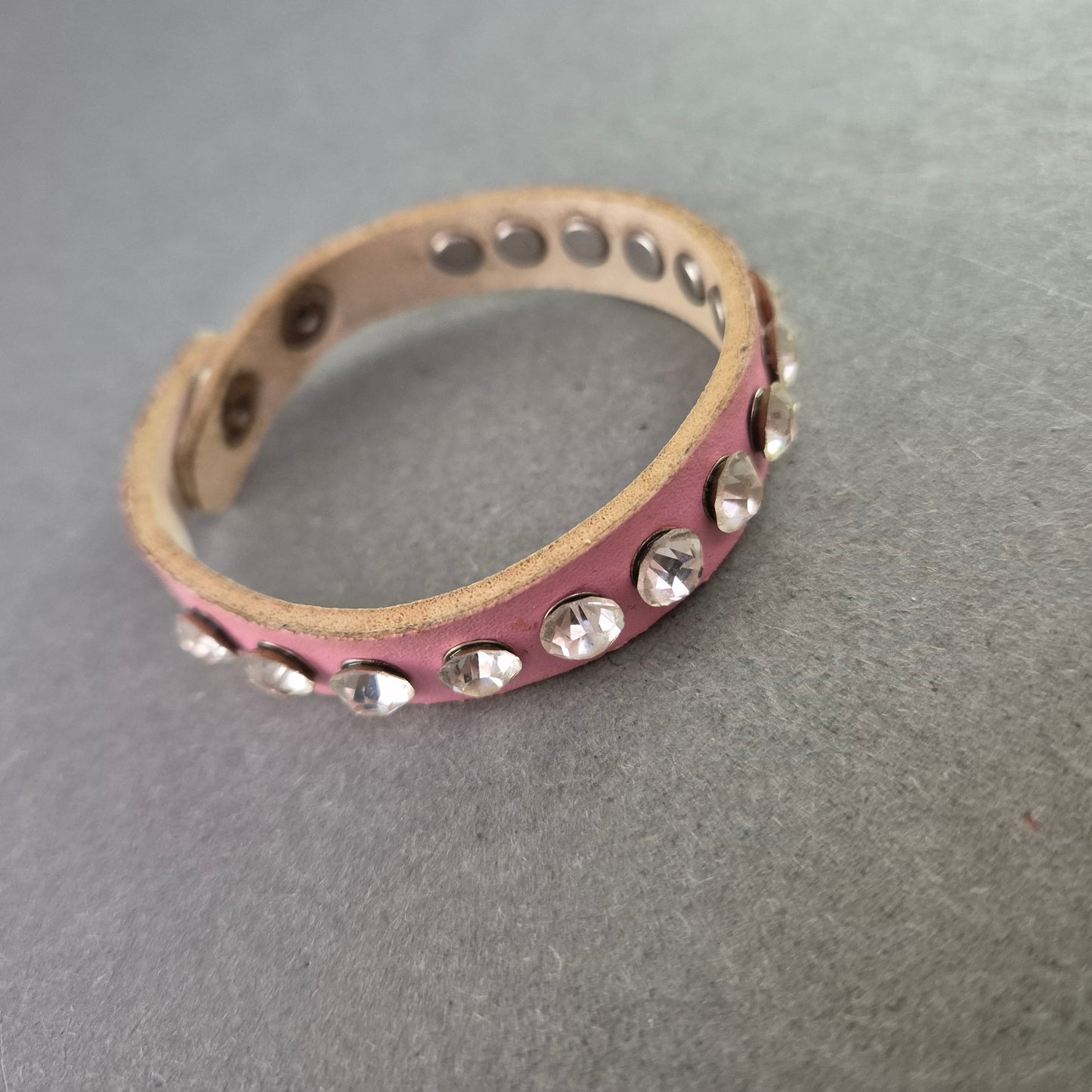 Rosa Kunstleder-Armband mit Strasssteinen – Glanzvoll & Verstellbar