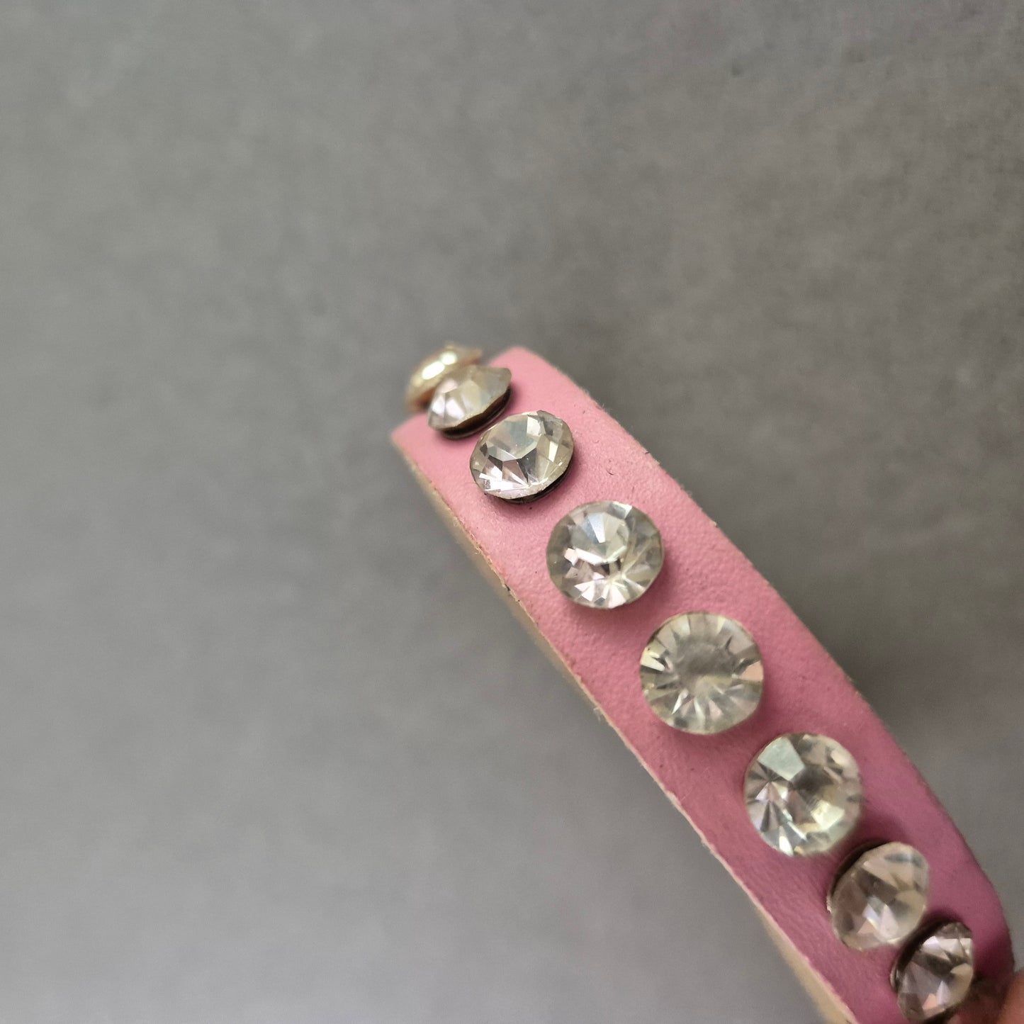 Rosa Kunstleder-Armband mit Strasssteinen – Glanzvoll & Verstellbar