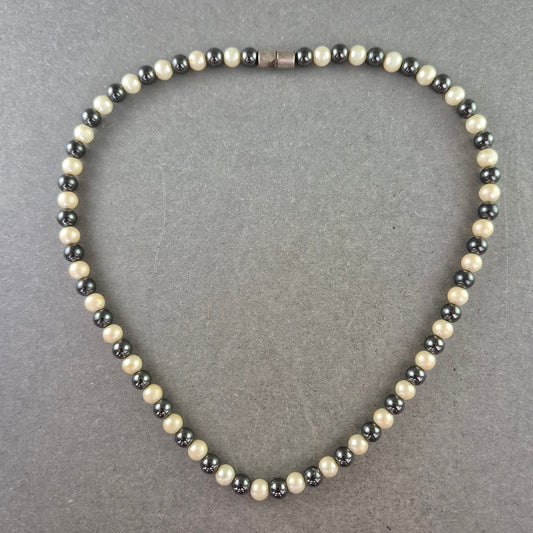 Zweifarbige Perlenkette – Schwarz & Creme mit Magnetverschluss