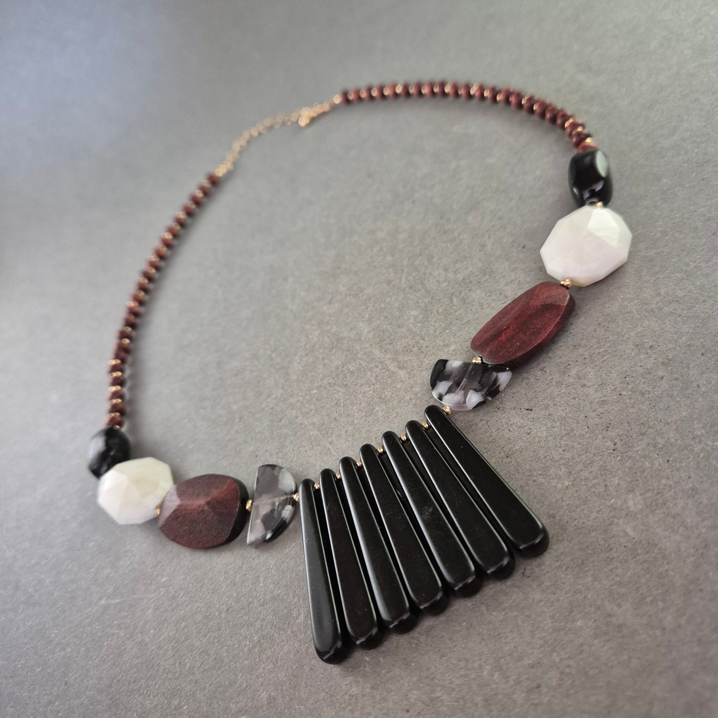 Statement-Halskette mit Holz-, Acryl- und Perlenelementen – Boho-Style