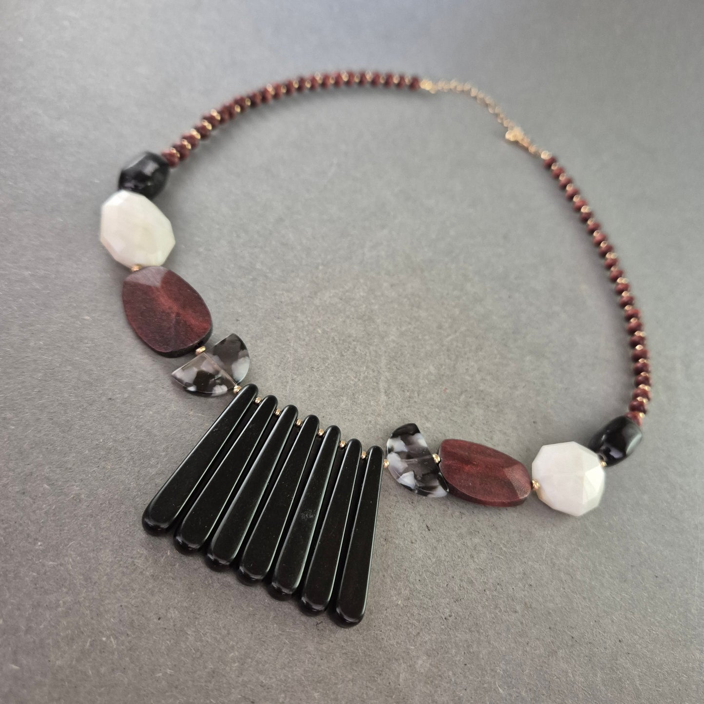 Statement-Halskette mit Holz-, Acryl- und Perlenelementen – Boho-Style