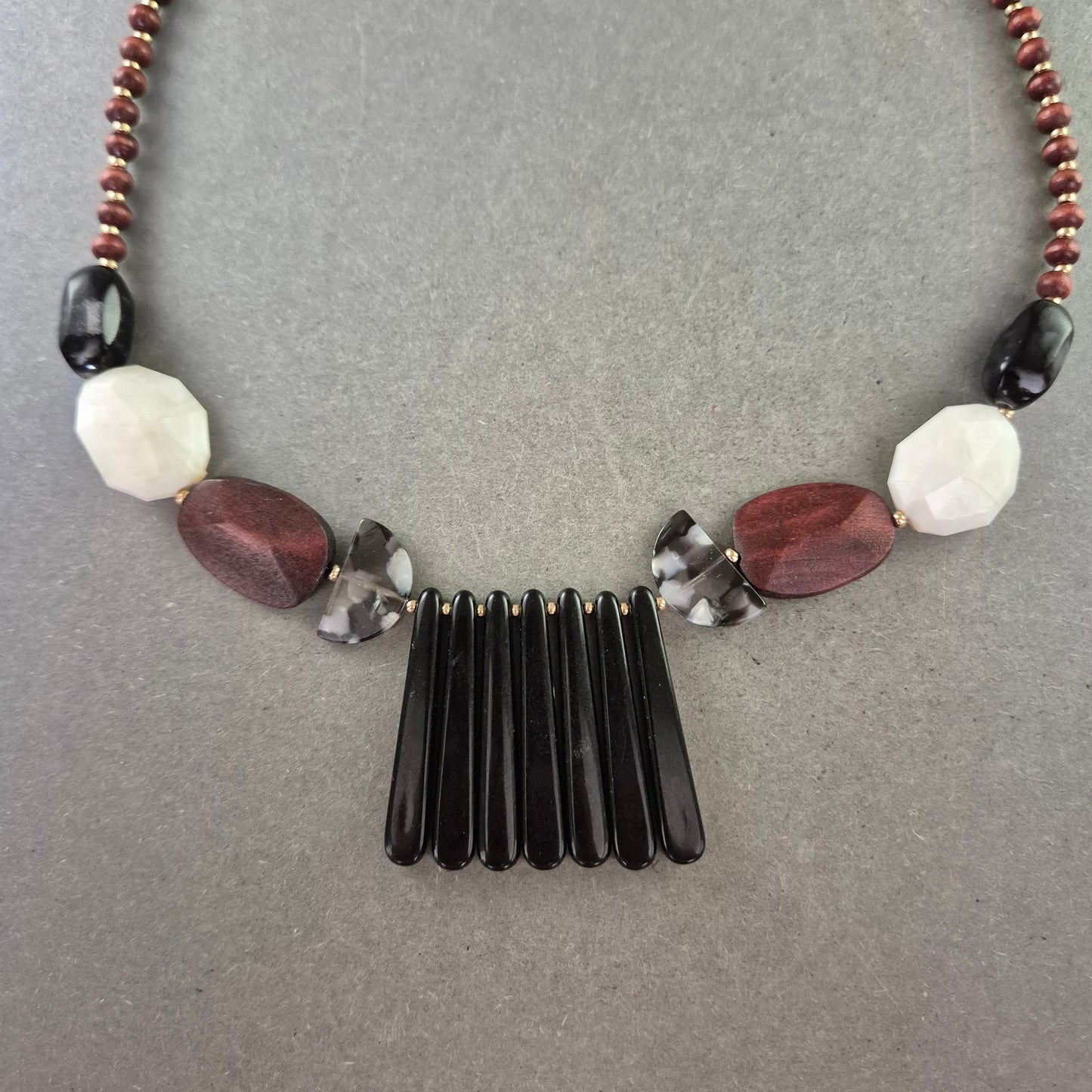 Statement-Halskette mit Holz-, Acryl- und Perlenelementen – Boho-Style