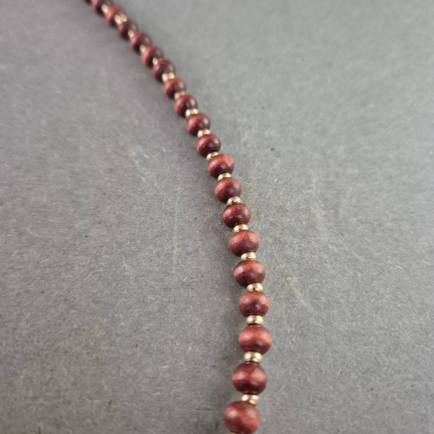 Statement-Halskette mit Holz-, Acryl- und Perlenelementen – Boho-Style