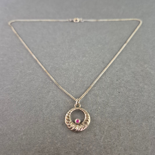 Zierliche Halskette aus Metall mit rundem Anhänger und Stein