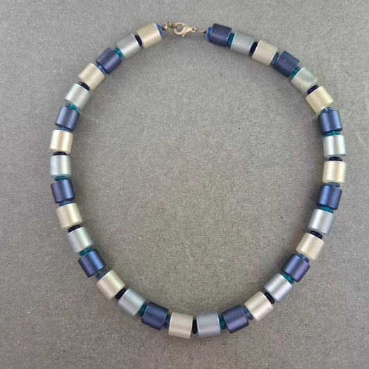 Bunte Halskette mit matten Kunststoffperlen in Blau und Beige