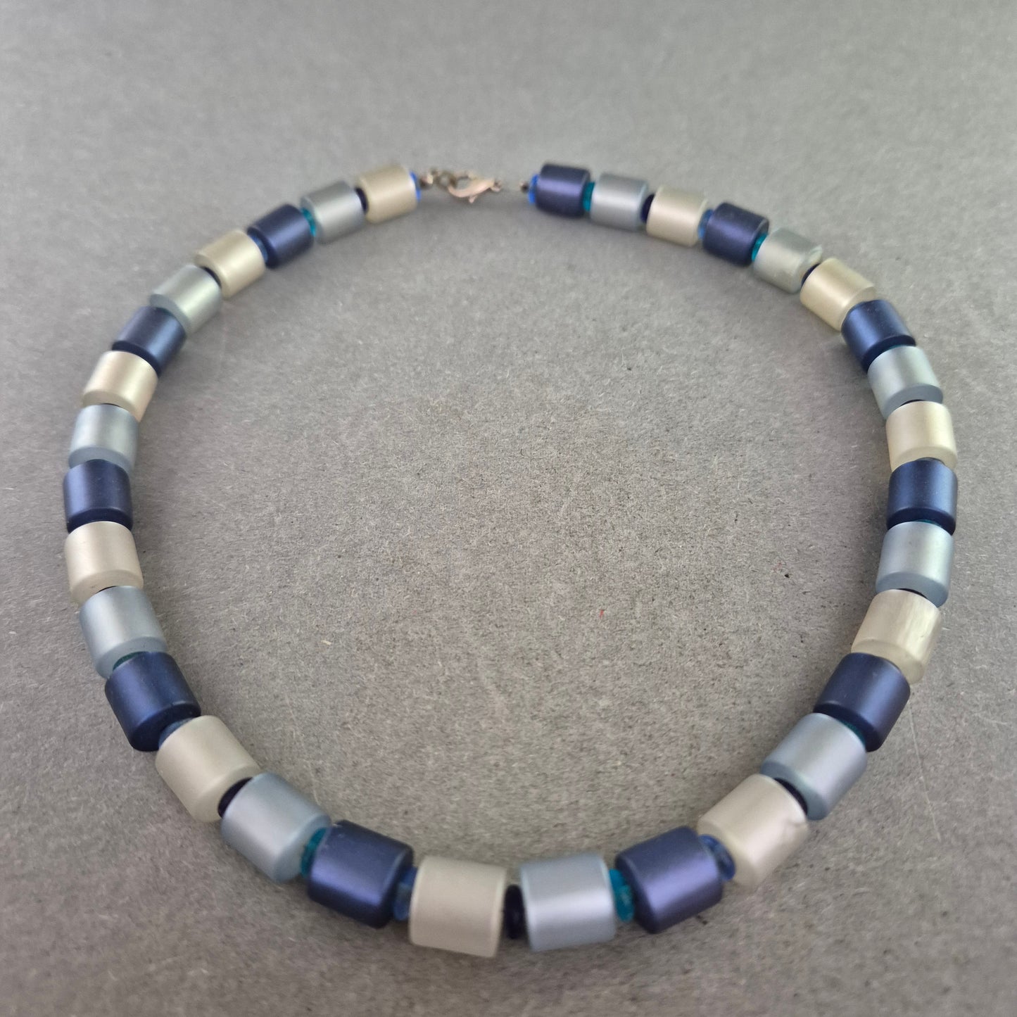 Bunte Halskette mit matten Kunststoffperlen in Blau und Beige