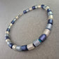 Bunte Halskette mit matten Kunststoffperlen in Blau und Beige