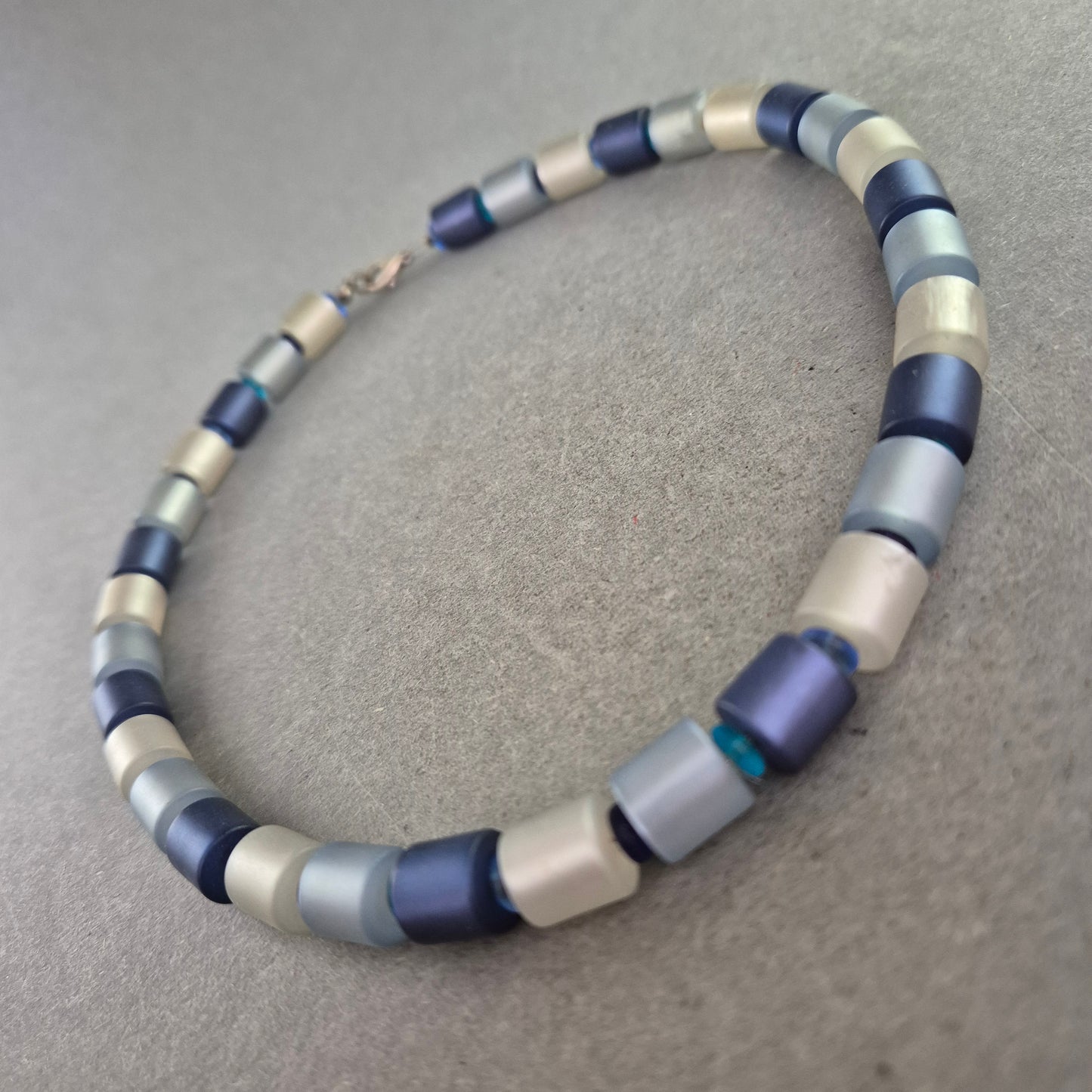 Bunte Halskette mit matten Kunststoffperlen in Blau und Beige