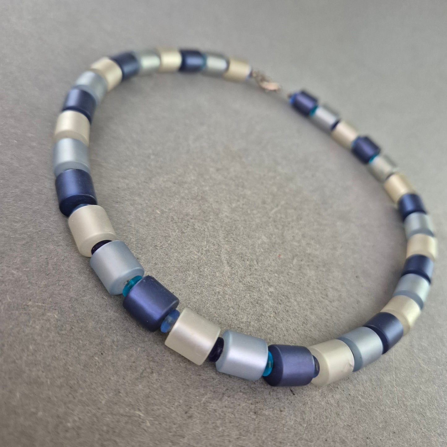 Bunte Halskette mit matten Kunststoffperlen in Blau und Beige