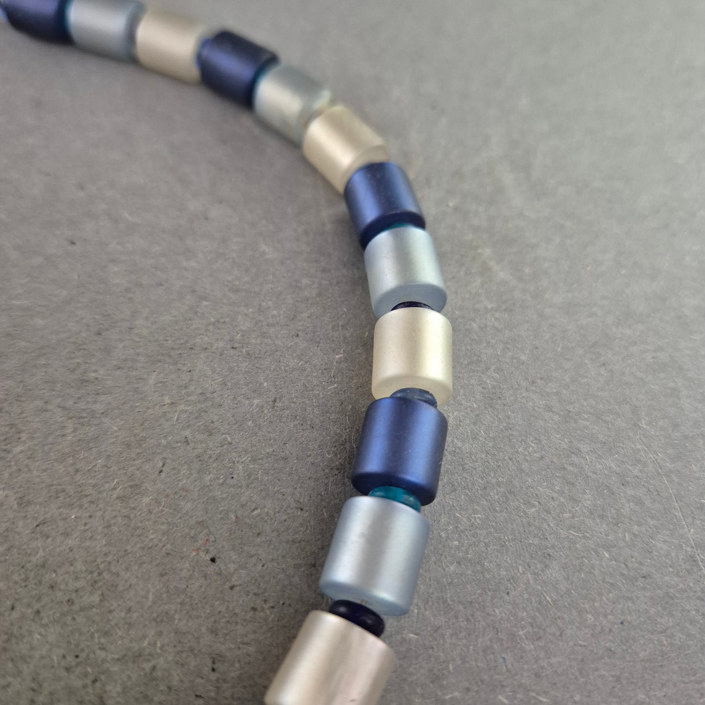 Bunte Halskette mit matten Kunststoffperlen in Blau und Beige
