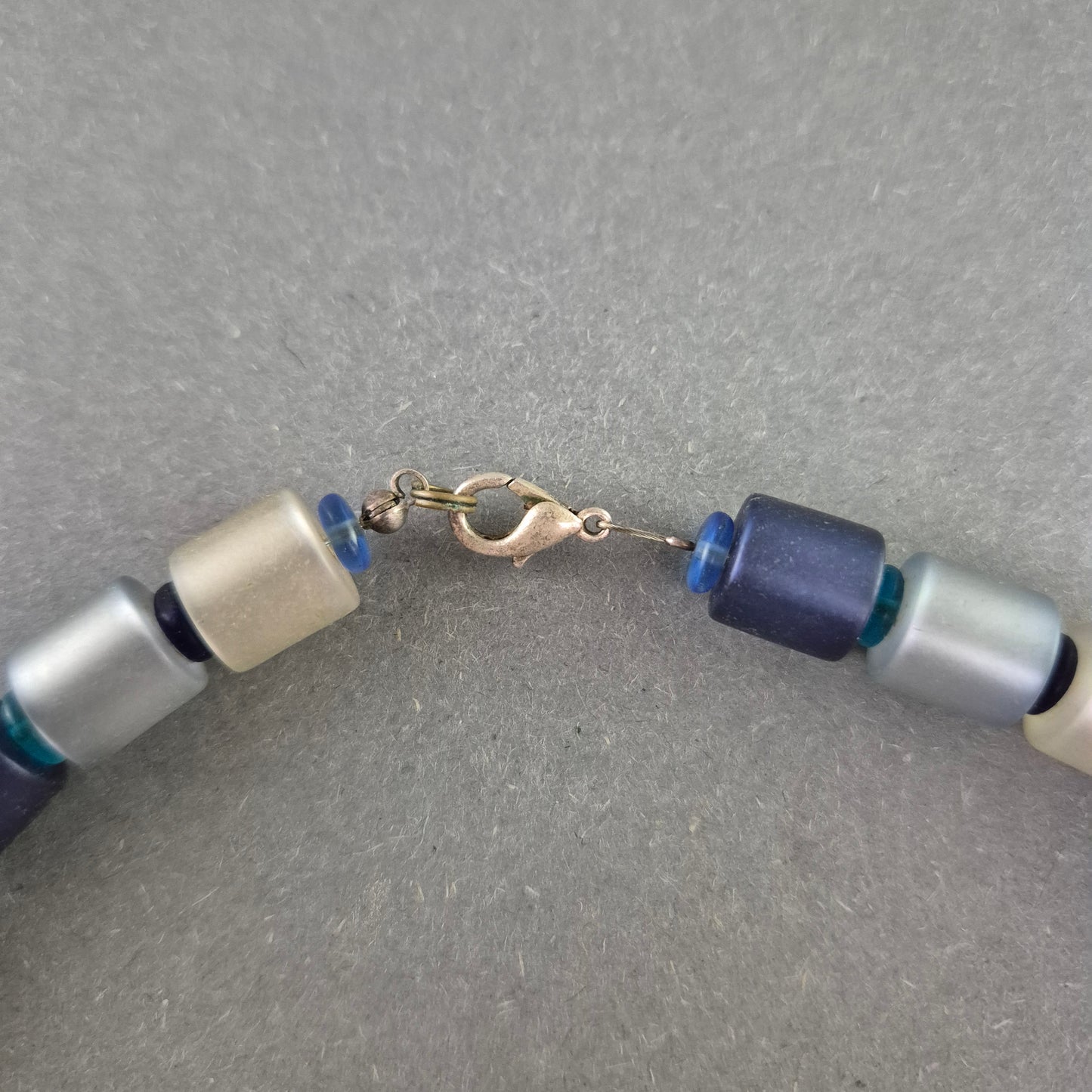 Bunte Halskette mit matten Kunststoffperlen in Blau und Beige