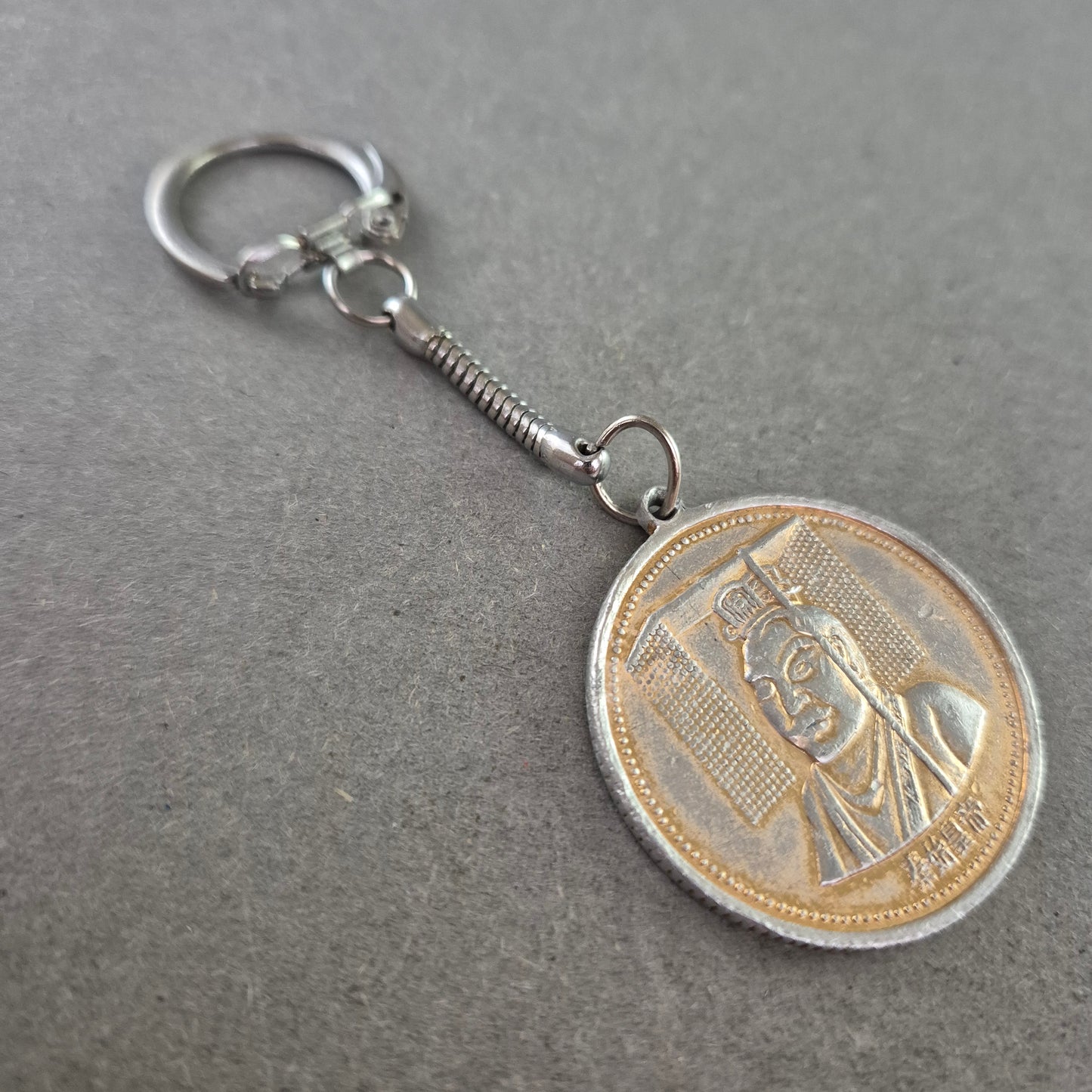 Schlüsselanhänger mit asiatischer Münzprägung im Retro-Stil