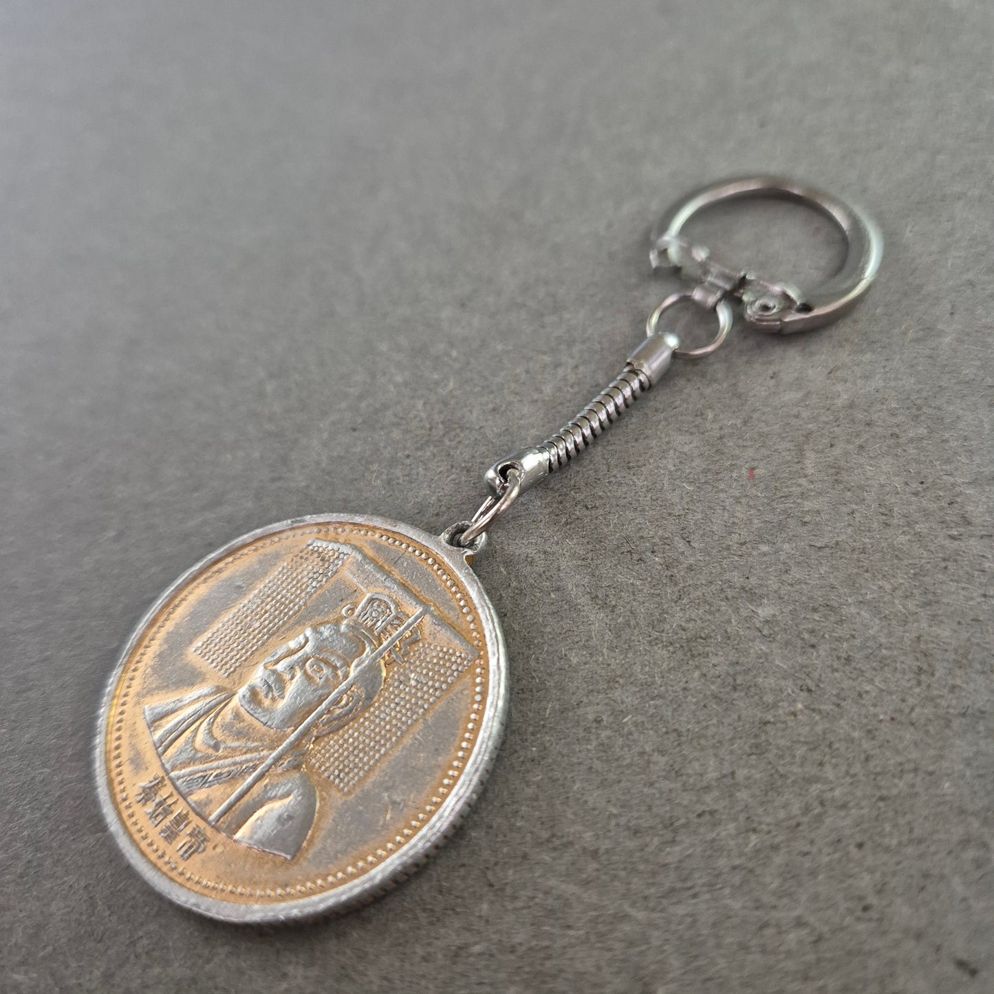 Schlüsselanhänger mit asiatischer Münzprägung im Retro-Stil